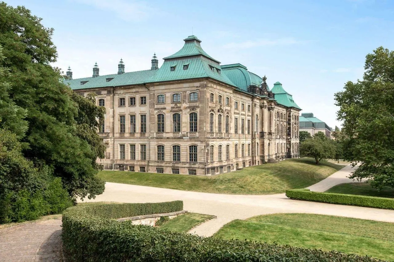 Super 8 By Wyndham Dresden Otel