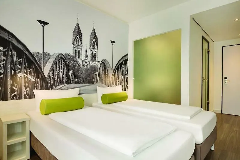 Super 8 By Wyndham Dresden Otel