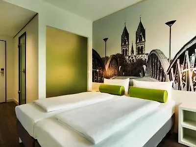 Super 8 By Wyndham Dresden Hotel
