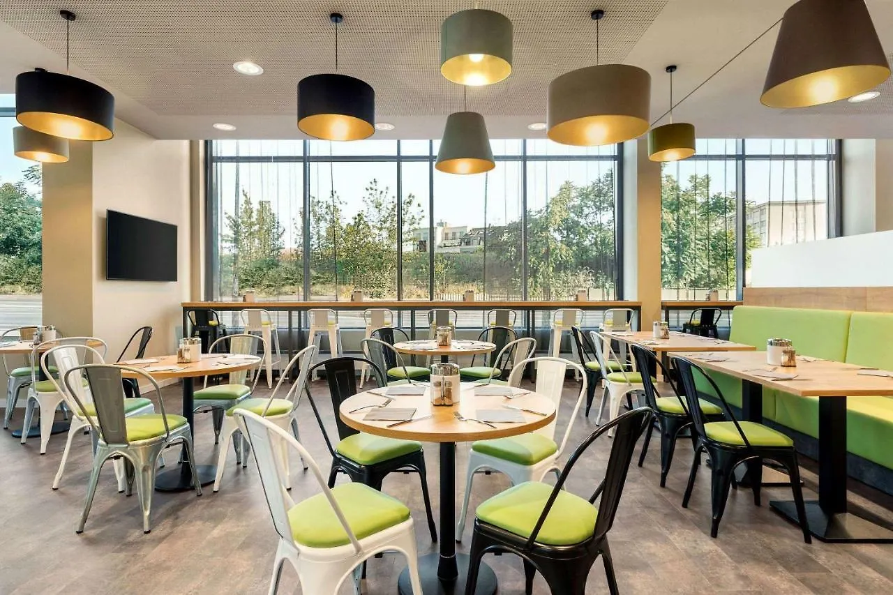 Super 8 By Wyndham Dresden Hotel